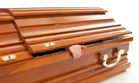 Hi hữu: Chui vào quan tài làm lễ trừ tà rồi qua đời vì ngạt thở