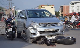 Chiếc xe máy dính chặt vào đầu xe ô tô.