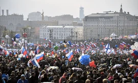 Tuần hành mừng ngày Lao động ở Moscow (Nga). Ảnh: AFP