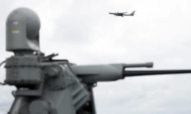 Máy bay Nga lướt qua chiến hạm Mỹ. Ảnh: AFP