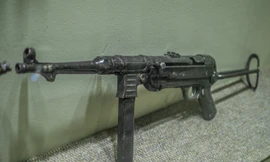 Sốc với người đàn ông ‘diễu phố’ cầm súng tiểu liên Đức Quốc xã