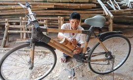 Anh Trì Cảnh bên chiếc xe đạp độc đáo của mình - Ảnh: Kim Hà.