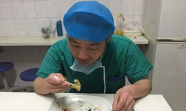 Bác sĩ Zhou gắp thức ăn bằng bông ngoáy tai.