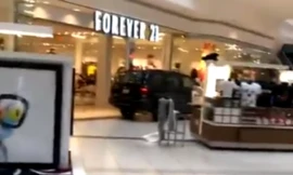 Xe ‘điên’ húc đổ cửa kính, lao vào làm loạn trung tâm thương mại 