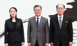 Hé lộ ẩn ý trên phông nền chụp ảnh của lãnh đạo Hàn Quốc – Triều Tiên