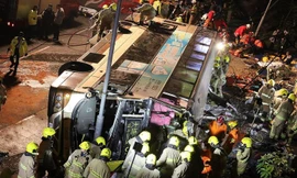 Chiếc xe nát đầu do đổ trúng cột điện. Ảnh: AFP