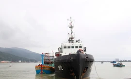 Tàu 952 của Vùng 3 Hải quân lai dắt tàu cá ĐNa 90397TS vào bờ. Ảnh: Thanh Trần.