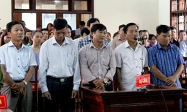 Các bị cáo (trái sang) Nguyễn Thuận Cử, Hoàng Liên Sơn, Ngô Xuân Á, Lê Văn Dục, Lê Anh Quý tại phiên tòa sơ thẩm 20/4/2018. Ảnh: T.A