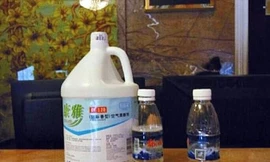 Chất tẩy rửa được sang chiết trong chai nước suối. Ảnh: Tân Hoa Xã.