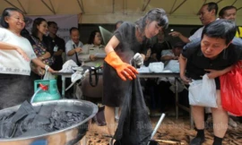 Chính phủ Thái Lan đang làm mọi cách để giúp người dân có đủ áo đen để mặc trong thời gian quốc tang.