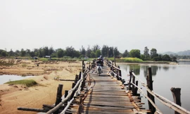 Nín thở đi qua cầu gỗ Ông Cọp chông chênh