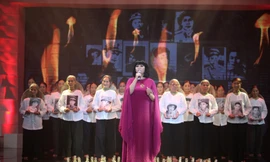 Ca sĩ Cẩm Vân thể hiện ca khúc "Bài ca không quên" trong Giai điệu tự hào số 3.