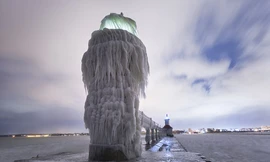 Hải đăng hóa ‘lâu đài băng’ vì giá lạnh kinh hoàng