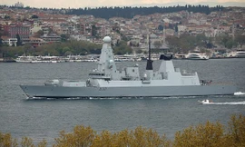 Tàu khu trục HMS Daring của Hải quân Hoàng gia Anh đi ngang Istanbul (Thổ Nhĩ Kỳ) trên đường đến biển Đen. Ảnh; Reuters