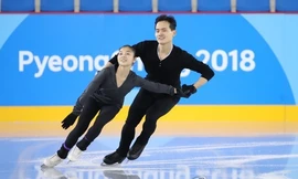 Ryom Tae-ok (trái) và Kim Ju-sik (phải) trên sân băng Gangneung. Ảnh: Yonhap