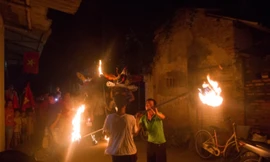 Những món đồ như đầu sư tử, binh khí, kiếm gỗ...đều được những người cha, người ông làm cho con cháu vui Tết Trung thu.