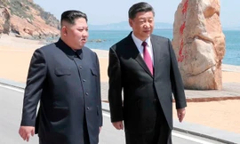 Hai ông Kim - Tập thong dong đi bộ trên bãi biển Đại Liên