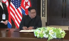 Vì sao ông Kim Jong-un phải mượn bút em gái để kí thoả thuận chung?