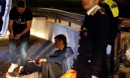 Một người bị thương trong vụ việc. Ảnh: Reuters