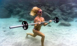 Những bức ảnh này được chụp bởi nhiếp ảnh gia Jessica Ann Keolaonalani Bacerra tại Hawaii. Trong ảnh, cô người mẫu Kathryn Brown mặc một bộ bikini và thong thả tập gym... dưới đáy biển.