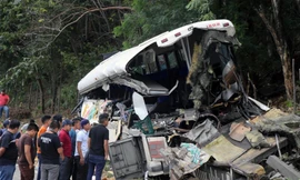 Chiếc xe buýt nát đuôi sau vụ tai nạn. Ảnh: Reuters