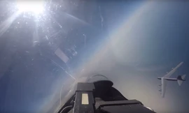 Khoảnh khắc Su-27 Nga chạm trán B-52 Mỹ nhìn từ buồng lái