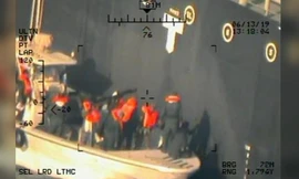 Hình ảnh được Hải quân Mỹ cho thấy "lực lượng Iran tiếp cận tàu chở dầu Nhật Bản". Ảnh: Reuters