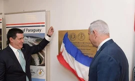 Cựu Tổng thống Paraguay Horacio Cartes (trái) và Thủ tướng Israel Benjamin Netanyahu (phải) tham gia lễ khánh thành đại sứ quán mới tại Jerusalem hồi tháng 5. Ảnh: GPO