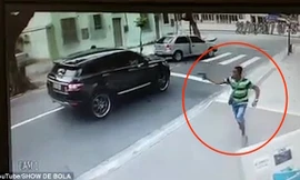 Thủ môn bị dí súng, cướp xe trên phố giữa ban ngày