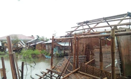 Bão Ursula khiến nhiều căn nhà bị hư hại. Ảnh: Twitter