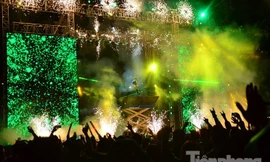 'Biển' người hân hoan xuống đường đón năm mới 2016