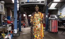 Hoàng đế làm thợ sửa xe, cai quản thần dân qua Skype