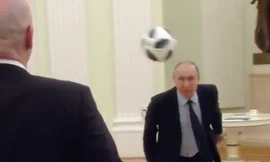 Tổng thống Putin đá bóng cùng Chủ tịch FIFA tại Điện Kremlin