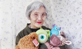 Bà Huang Citong (74 tuổi, sống tại Hồ Nam, Trung Quốc) luôn giữ nếp sống giản dị kể từ khi còn làm công nhân nhà máy. Hồi tháng Hai năm ngoái, bà Huang đã đến thăm cô cháu gái Guo Jingjing(20 tuổi) vốn là một người trẻ yêu thời trang và nhiếp ảnh.