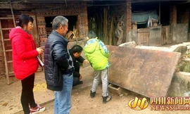 Hàng xóm nhà lão nông Zhangxing tò mò xem tấm bảng gỗ.