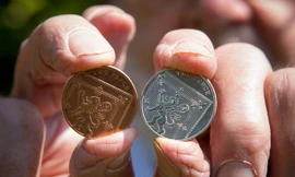 Khi một người tình cờ phát hiện ra đồng xu 2 pence Anh bằng bạc, anh ta đã nghi ngờ đây là một đồng tiền giả, bởi xu 2 pence thường được đúc bằng đồng.