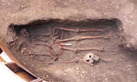 Hai hài cốt nam nắm tay nhau nằm dưới lòng đất ở trung tâm thành phố London.