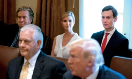 Con gái và con rể Tổng thống Trump (giữa và bên phải hàng sau) hiện đang là tâm điểm của nghi vẫn sử dụng email riêng để xử lý việc công. Ảnh: Vanity Fair