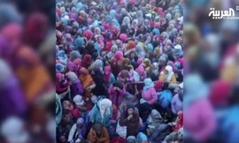 Đám đông tranh giành lương thực tại Sidi Boulalam. Ảnh: Al Arabiya