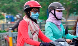 Người dân xúng xính áo ấm, khăn choàng khi ra đường 