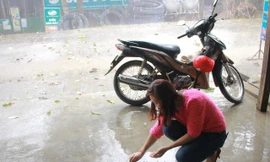 Người dân địa phương nhặt những viên đá lên xem.