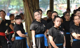 Khi chưa biểu diễn, các nữ võ sinh khá duyên dáng