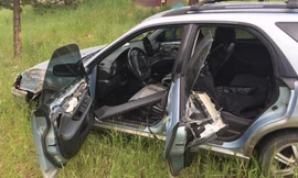 Chiếc xe hư hỏng nặng nề sau khi bị gấu "tấn công". Ảnh: Cảnh sát Boulder