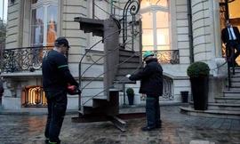 Đoạn cầu thang của tháp Eiffel vừa được bán đấu giá tại Pháp.