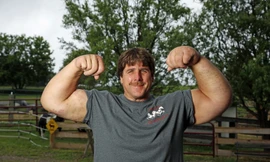 Sốc với cơ bắp khủng của ‘Thủy thủ Popeye’ ngoài đời