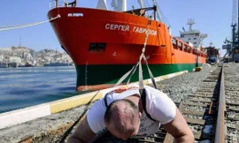 Ivan Savkin trổ tài kéo tàu chở hàng ở Nga. Ảnh: Twitter