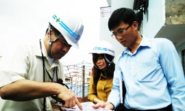 Chuyên gia Nhật Bản Kanno Takami (bìa trái) tại hiện trường