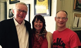 Cuộc đời Brian (ngoài cùng bên phải) đã thay đổi kể từ khi gặp gỡ ông Fred (ngoài cùng bên trái).