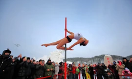 Mỹ nữ Trung Quốc múa cột dưới trời âm 33 độ