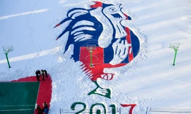 Chấp trời lạnh cắt da cắt thịt, 32 thầy trò tạo hình gà khổng lồ trên sân bóng rổ 